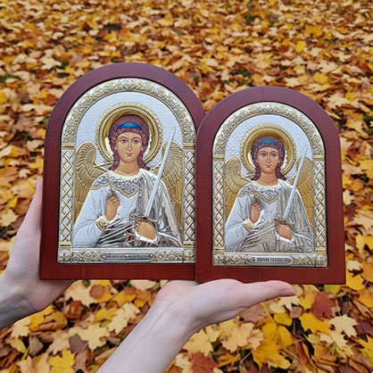 Икона в красном дереве Ангел хранитель серебристая